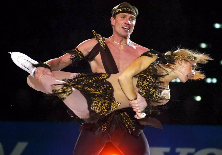 Medicii i-au amputat picioarele lui Roman Kostomarov, campion olimpic la patinaj artistic. „Acum ne luptăm să-i salvăm mâinile”