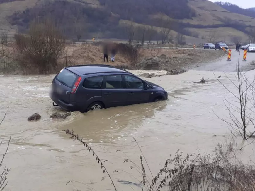 3 oameni au fost salvați de pompieri, după ce au încercat să traverseze Someșul cu mașina și au rămas blocați în mijlocul râului, în Sălaj