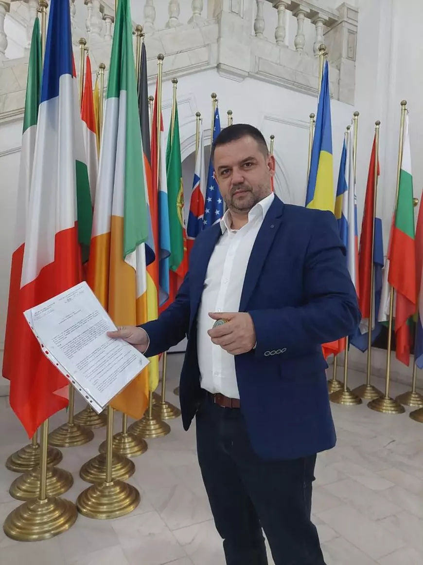 INVESTIGAȚIE. O achiziție fără licitație de aproape 150.000 de euro, câștigată de un fost angajat al SRI, a fost anulată, după ce Libertatea a cerut detalii. Au refăcut-o apoi din bucăți