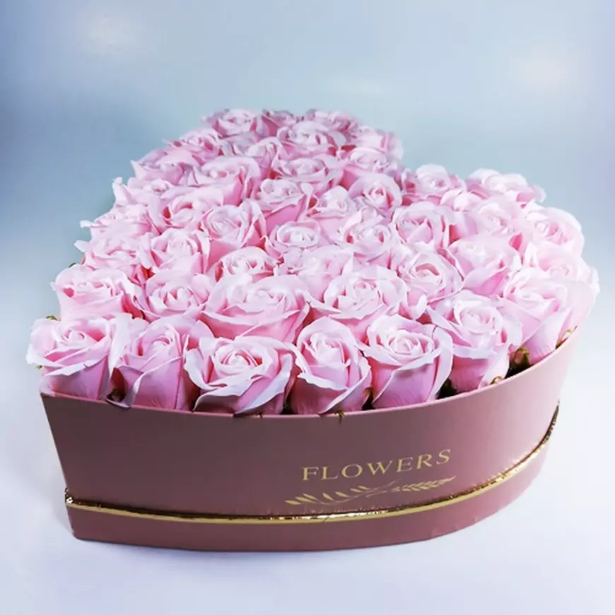 Cadouri de Ziua Femeii - Ce să îi iei de 8 Martie - Aranjament cu 43 de trandafiri de săpun, tip inimă