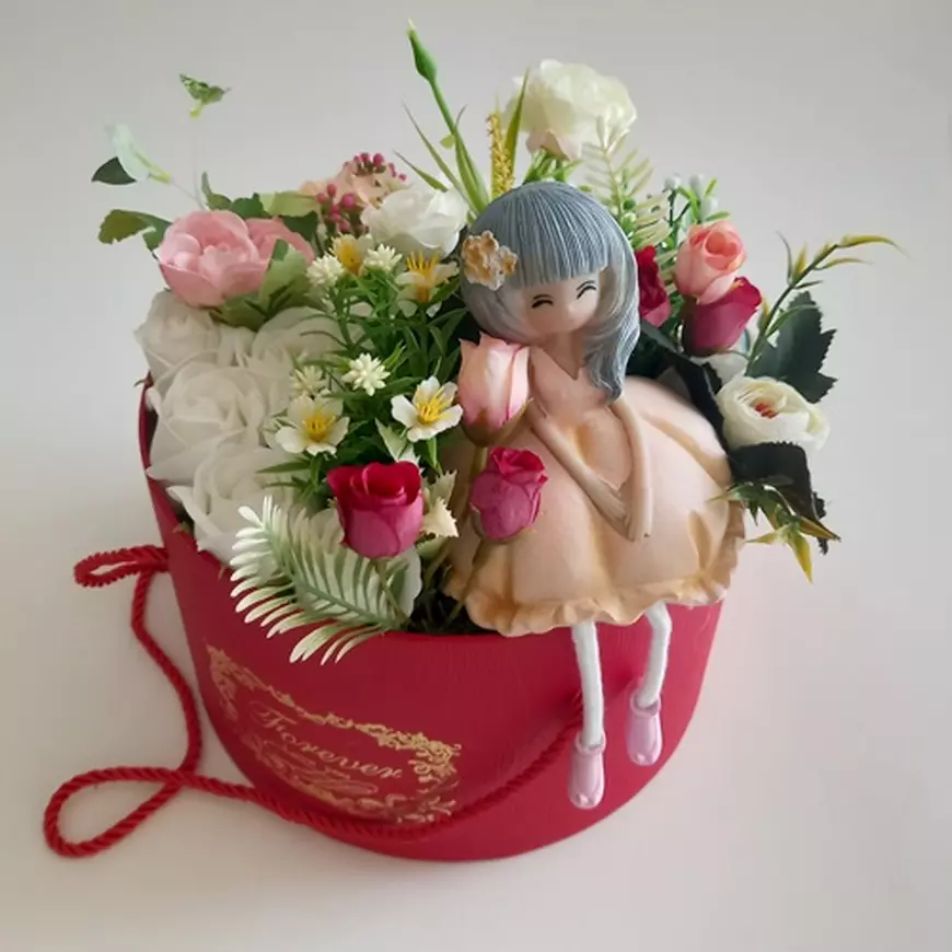 Cadouri de Ziua Femeii - Ce să îi iei de 8 Martie - Aranjament fetiţă cu rochiţă şi 19 trandafiri săpun