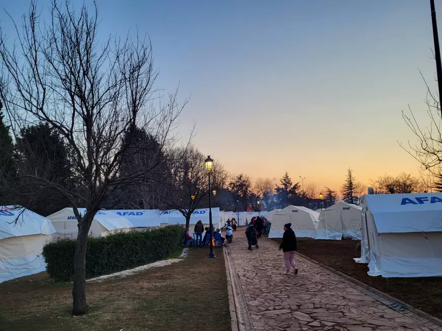 Corespondenţă din Gaziantep. Cutremurele i-au alungat din case, așa că oamenii trăiesc de o săptămână în parcări, săli de sport și moschei. „Tresar la cel mai mic zgomot”