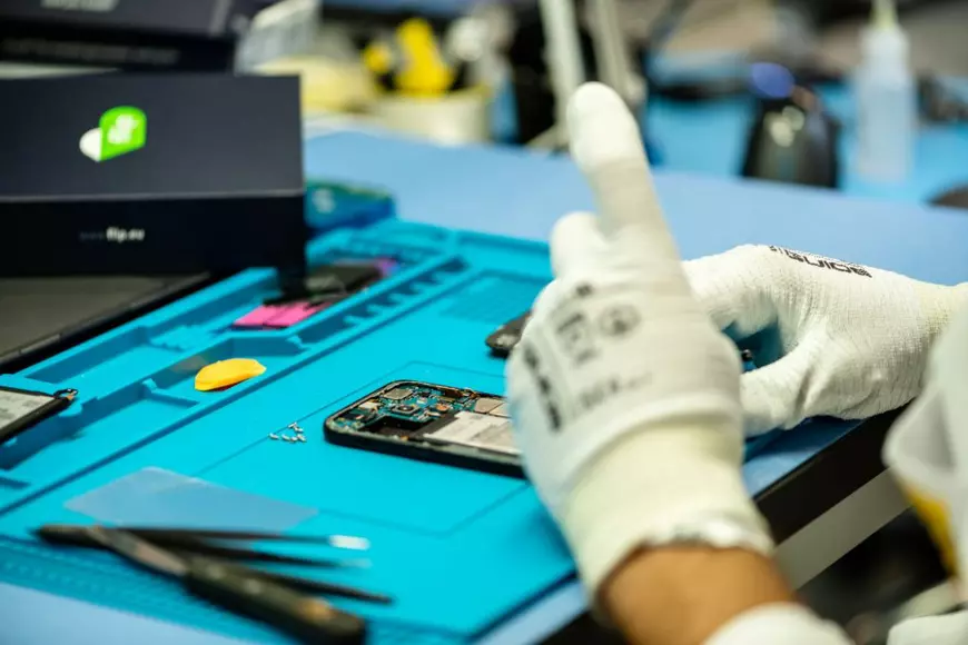 4 motive pentru care românii țin telefoanele nefolosite în sertar. Soluția Flip.ro?