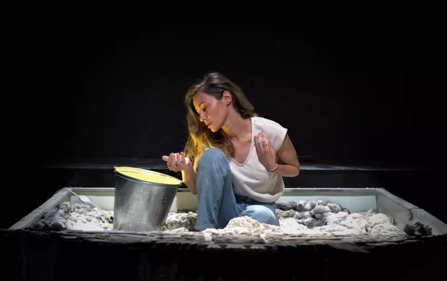 Actrița Raluca Aprodu, singură pe scenă într-o piesă cu impact emoțional puternic: „Nu mergem la teatru ca să ieșim la fel cum am intrat”