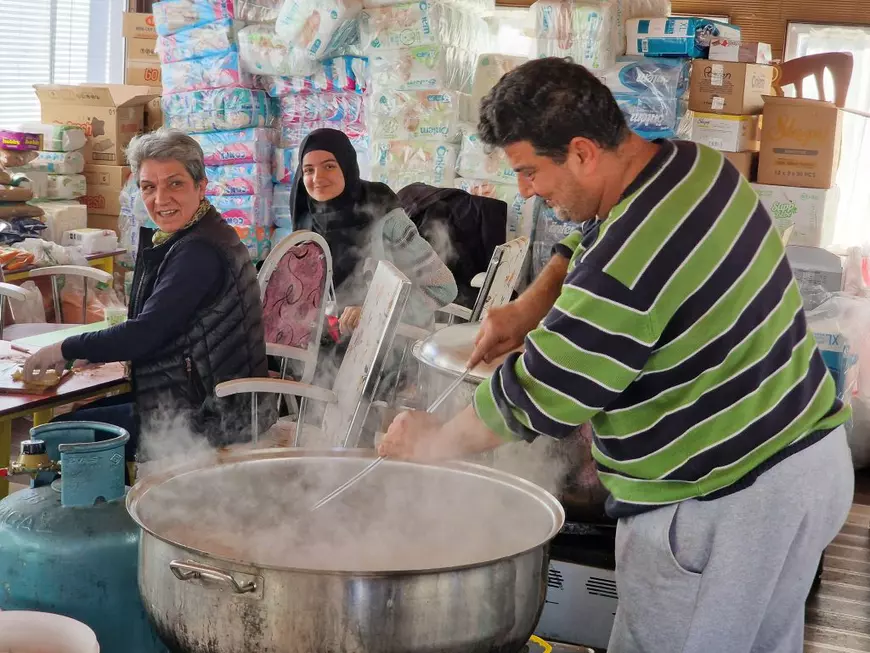 Corespondenţă din Gaziantep. Cutremurele i-au alungat din case, așa că oamenii trăiesc de o săptămână în parcări, săli de sport și moschei. „Tresar la cel mai mic zgomot”