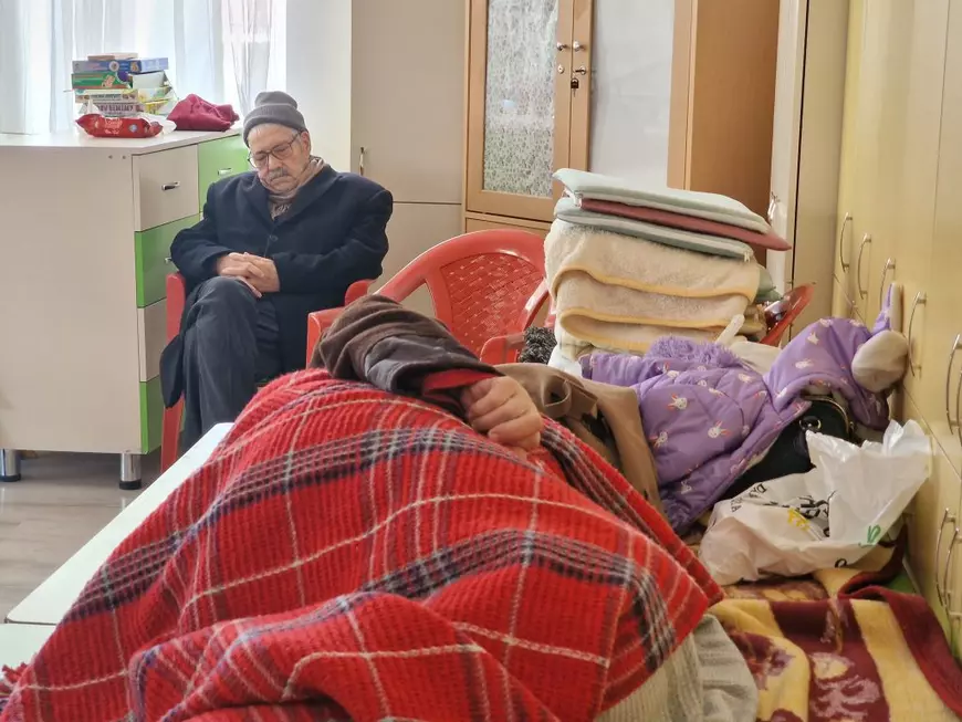 Corespondenţă din Gaziantep. Cutremurele i-au alungat din case, așa că oamenii trăiesc de o săptămână în parcări, săli de sport și moschei. „Tresar la cel mai mic zgomot”