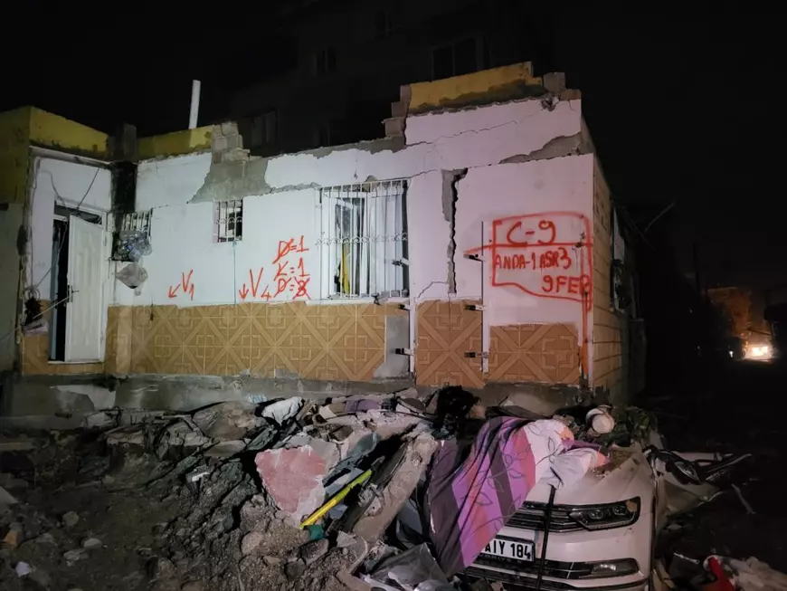 Corespondență din Antakya: Furia voluntarilor care n-au mai așteptat ajutorul întârziat al autorităților și au început ei să caute supraviețuitori. „Ştiau că nu sunt pregătiţi! De ce nu au făcut nimic?” 