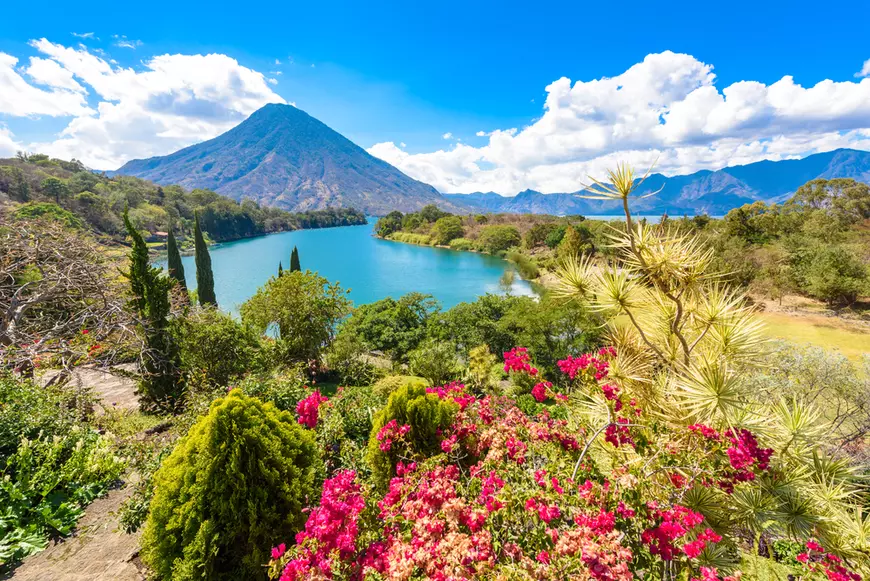 Imagine din Guatemala cu vegetatie, un lac si muntele