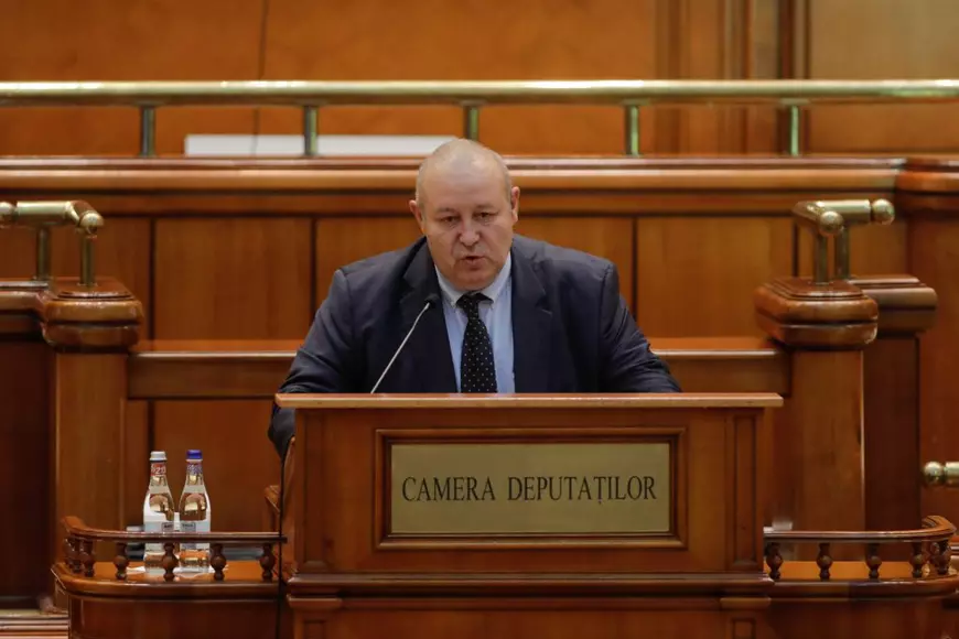 Cine trimite pe e-mail amendamente parlamentarilor când e vorba de creșterea puterilor instituțiilor militarizate? Cazul Fenechiu