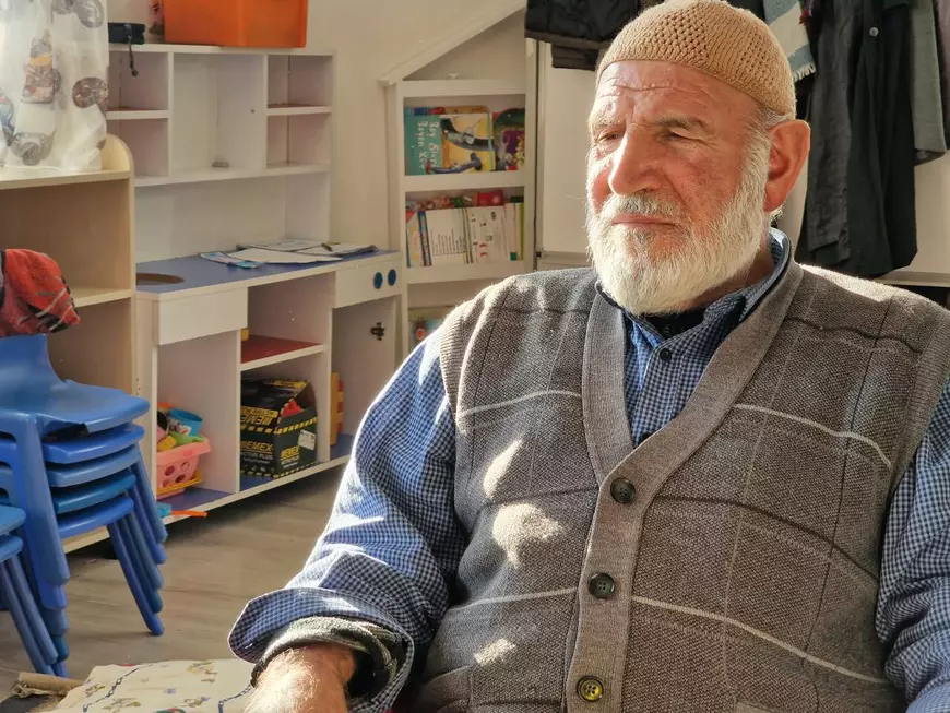 Corespondenţă din Gaziantep. Cutremurele i-au alungat din case, așa că oamenii trăiesc de o săptămână în parcări, săli de sport și moschei. „Tresar la cel mai mic zgomot”