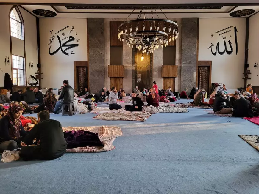 Corespondenţă din Gaziantep. Cutremurele i-au alungat din case, așa că oamenii trăiesc de o săptămână în parcări, săli de sport și moschei. „Tresar la cel mai mic zgomot”