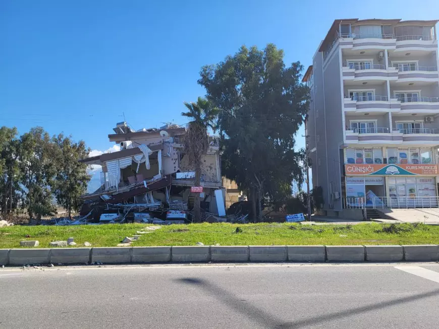 CORESPONDENȚĂ DIN TURCIA. Imaginile unei țări copleșite. Pompierii sting încă incendiul izbucnit acum 4 zile în portul Iskenderun