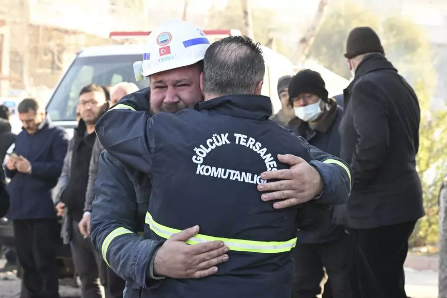 198 de ore sub dărâmături. Povestea de supraviețuire a doi frați, salvați de sub ruine, în Turcia