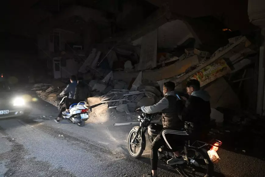 Imagini cu oamenii care au ieșit din case după noile cutremure puternice care au lovit luni regiunea Hatay. VIDEO