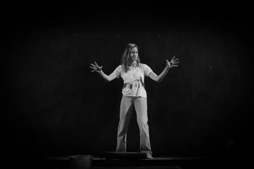 Actrița Raluca Aprodu, singură pe scenă într-o piesă cu impact emoțional puternic: „Nu mergem la teatru ca să ieșim la fel cum am intrat”