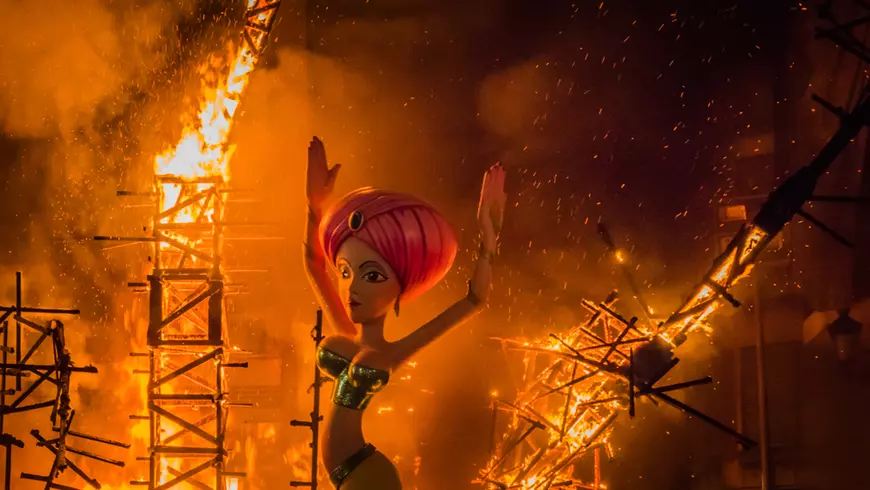 Destinaţii turistice pe care să le vizitezi în luna martie - Flăcările de la finalul Las Fallas