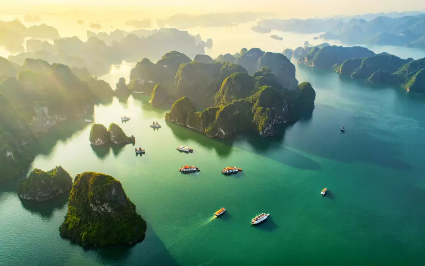 Destinaţii turistice pe care să le vizitezi în luna martie - Golful Ha Long