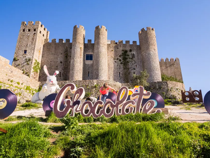 Destinaţii turistice pe care să le vizitezi în luna martie - Imagine din Obidos (Portugalia) cu ocazia festivalului ciocolatei