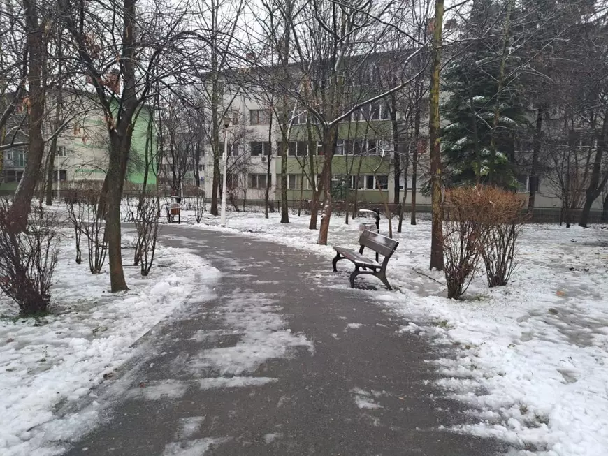 Unde se duc oamenii fără adăpost după ce sunt externați din spitale? Cazul unui bărbat care a trăit o lună la urgențe în București. Apoi a dispărut