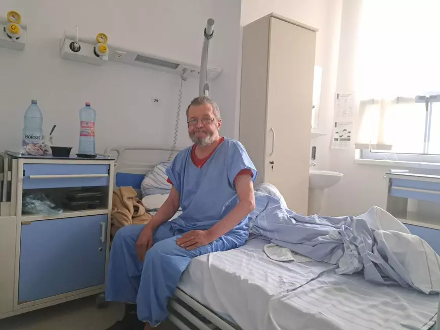 Unde se duc oamenii fără adăpost după ce sunt externați din spitale? Cazul unui bărbat care a trăit o lună la urgențe în București. Apoi a dispărut