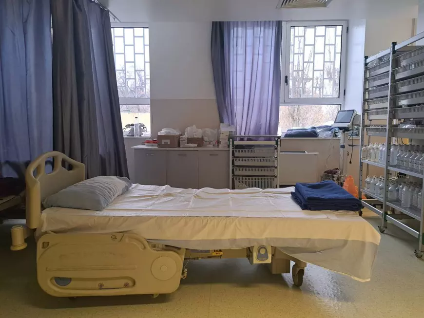 Unde se duc oamenii fără adăpost după ce sunt externați din spitale? Cazul unui bărbat care a trăit o lună la urgențe în București. Apoi a dispărut