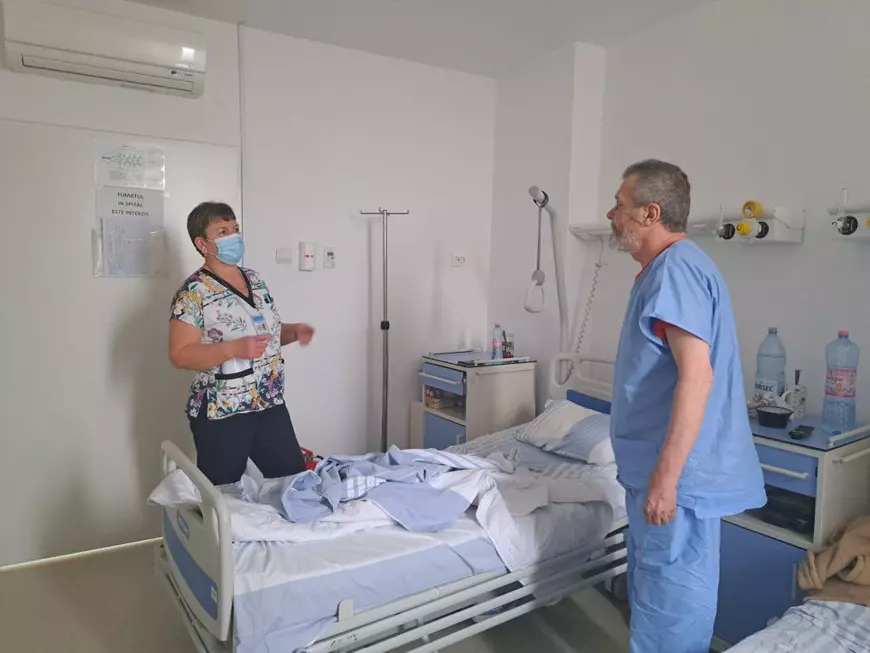 Unde se duc oamenii fără adăpost după ce sunt externați din spitale? Cazul unui bărbat care a trăit o lună la urgențe în București. Apoi a dispărut