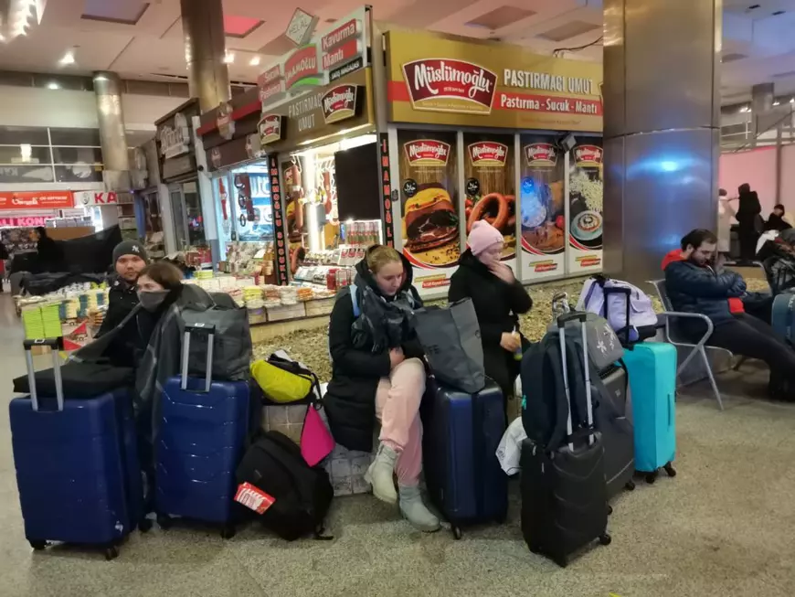 Studentă română într-un oraș zguduit de cutremur: „M-am trezit în țipete. Blocul se ducea înainte și înapoi, lustra se balansa ca o minge de ping-pong. Acum ne e frică să dormim”