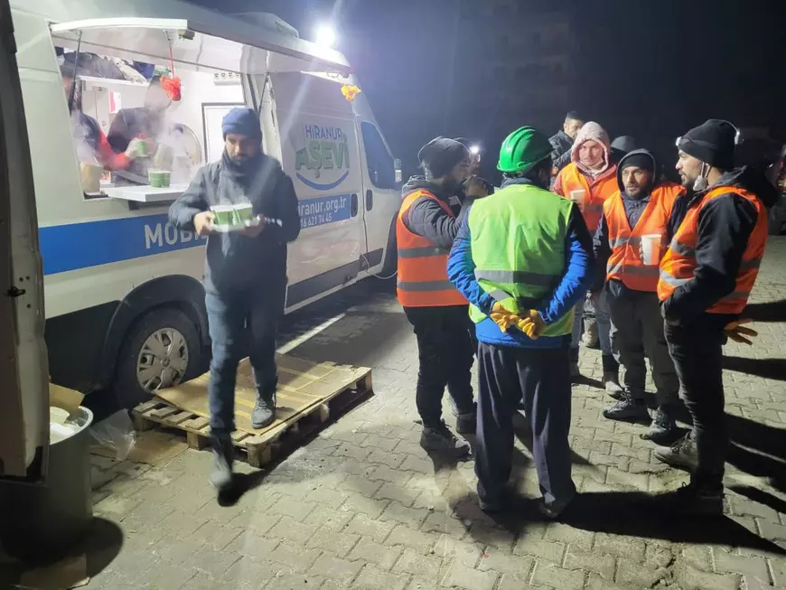 Corespondență din Antakya: Furia voluntarilor care n-au mai așteptat ajutorul întârziat al autorităților și au început ei să caute supraviețuitori. „Ştiau că nu sunt pregătiţi! De ce nu au făcut nimic?” 