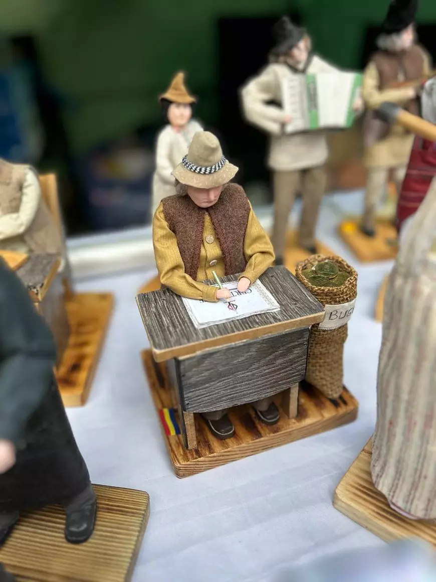 Meșterii populari din Botoșani care fac păpuși Sofia Vicoveanca, preoți și pompieri. „Mă roagă oamenii să le fac să semene cu ei”