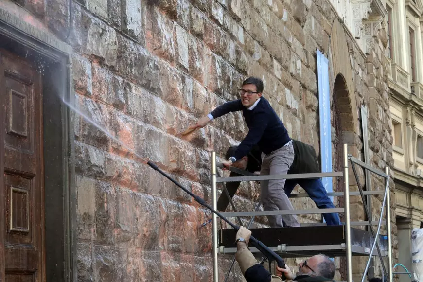 „Ce faci, barbarule?”. Imagini cu primarul din Florența sărind asupra unui activist care aruncase cu vopsea pe fațada Palazzo Vecchio