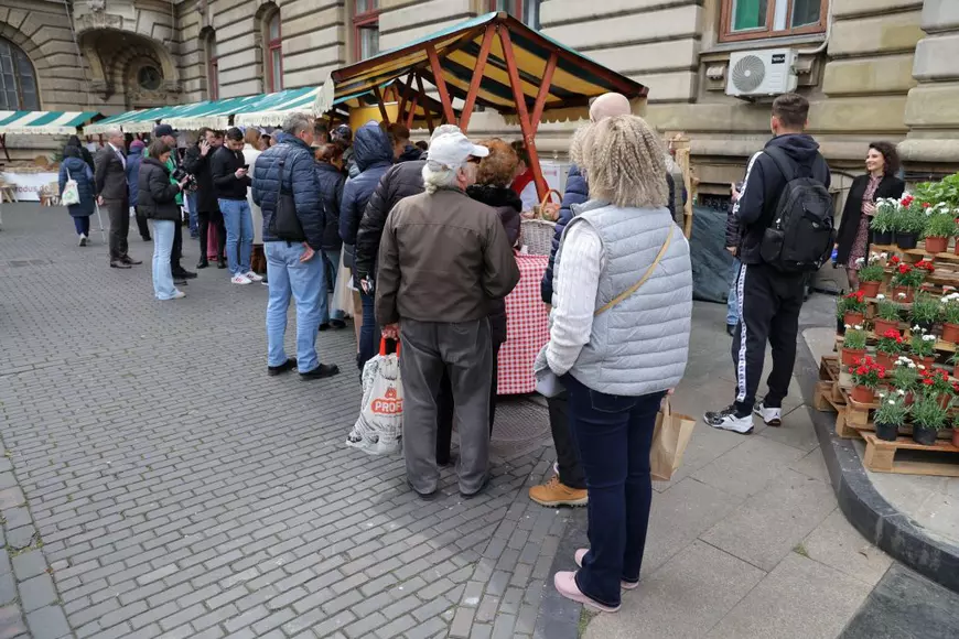 Târg de primăvară în curtea Ministerului Agriculturii. Petre Daea: „Îi îndemn pe toți să mănânce ce fac românii noștri”