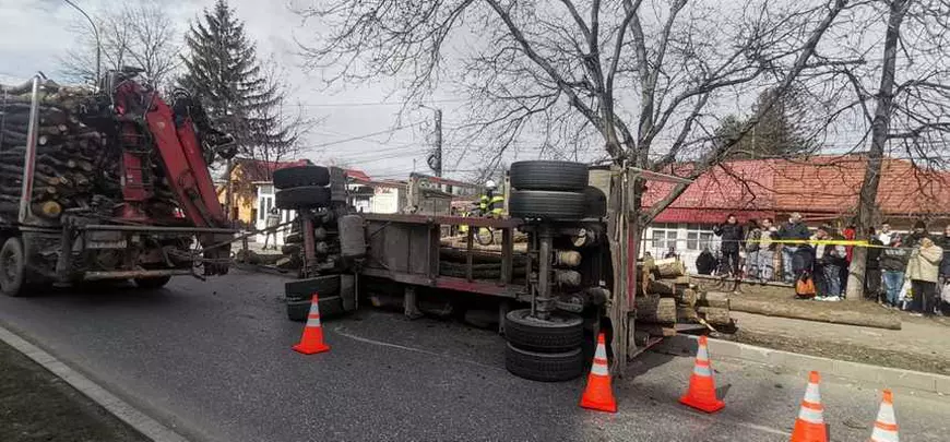 O remorcă plină cu lemne s-a răsturnat peste oamenii care așteptau autobuzul, în Pașcani. Momentul, surprins de camere