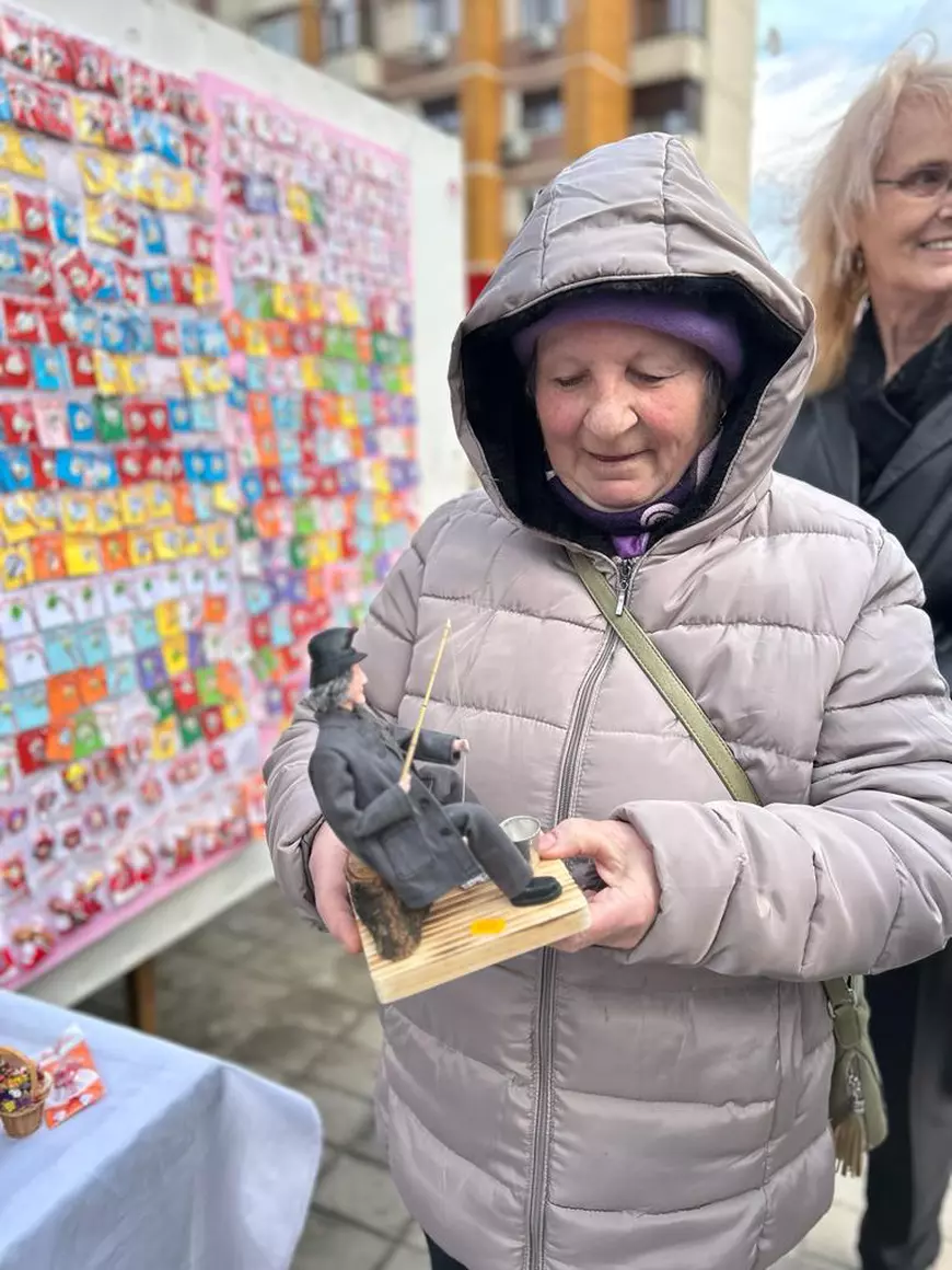 Meșterii populari din Botoșani care fac păpuși Sofia Vicoveanca, preoți și pompieri. „Mă roagă oamenii să le fac să semene cu ei”