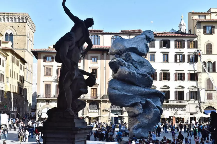 Un american care nu avea permis valabil și-a parcat bolidul de lux în mijlocul celebrei Piazza della Signoria din Florența. Ce amendă a primit
