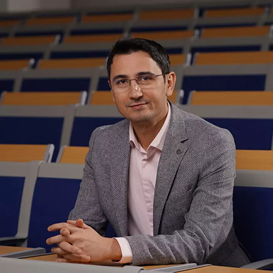 Profesorul Marian Petcu, acuzat de studenți de comportament abuziv, a demisionat din toate funcțiile de la Universitatea din București