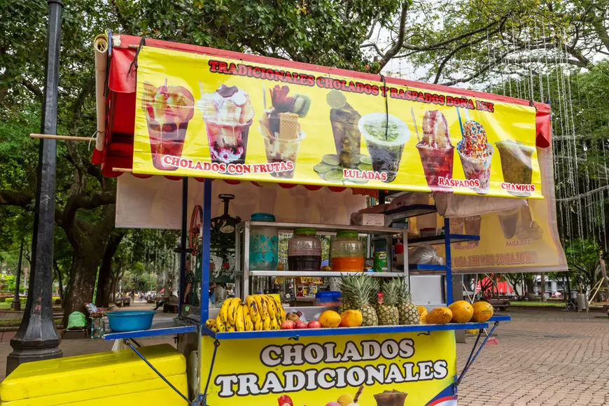 Cholados sunt vândute la tarabe stradale