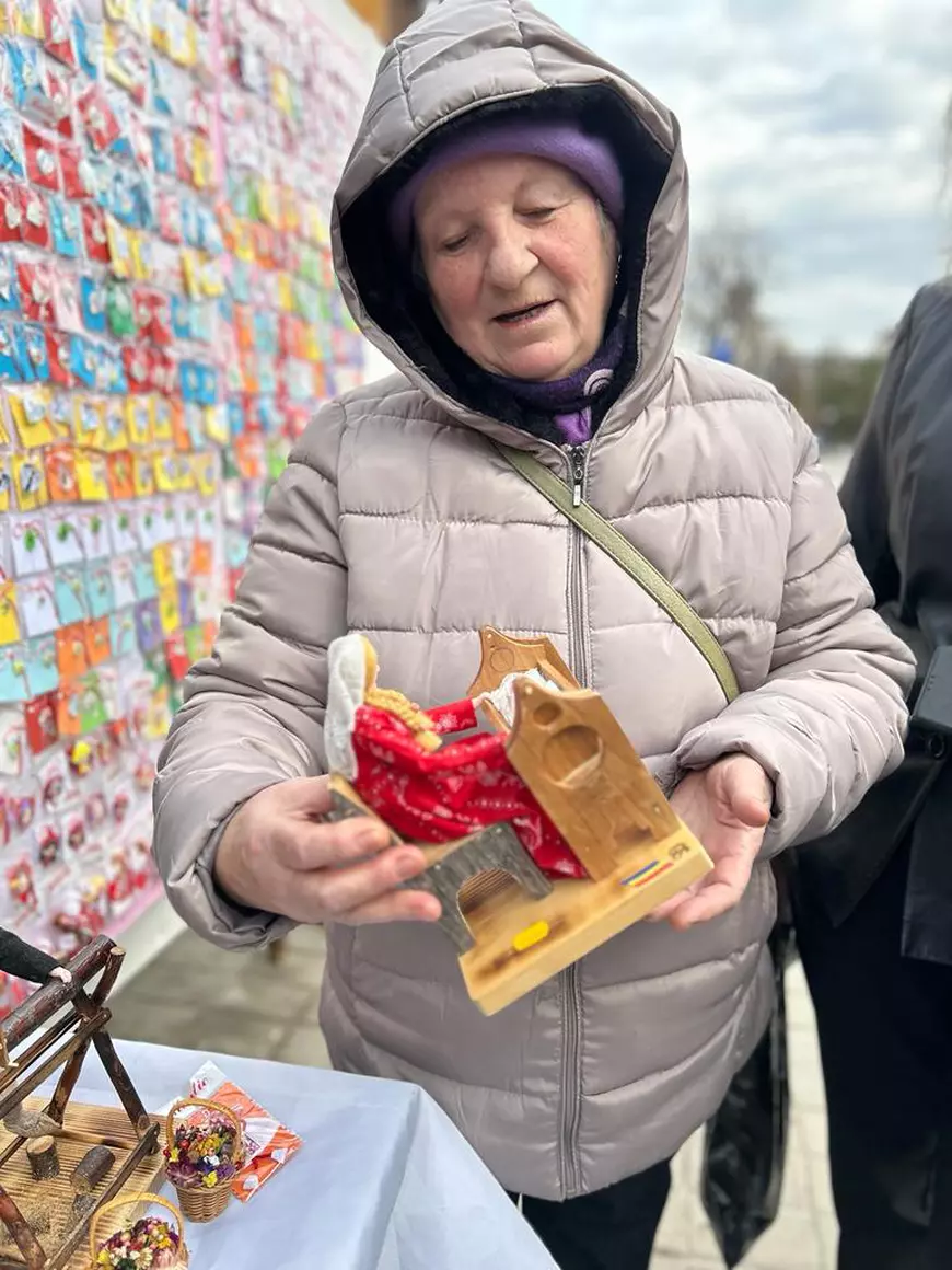 Meșterii populari din Botoșani care fac păpuși Sofia Vicoveanca, preoți și pompieri. „Mă roagă oamenii să le fac să semene cu ei”