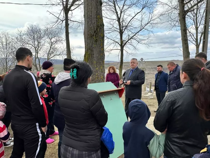 Într-un sat din Vaslui, elevii învață în cimitir, în sala de pomeni. Părinții au protestat când au aflat că autoritățile vor să-i mute de acolo