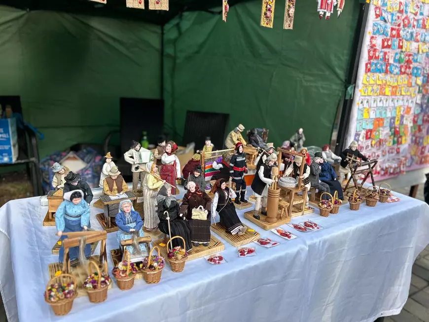 Meșterii populari din Botoșani care fac păpuși Sofia Vicoveanca, preoți și pompieri. „Mă roagă oamenii să le fac să semene cu ei”