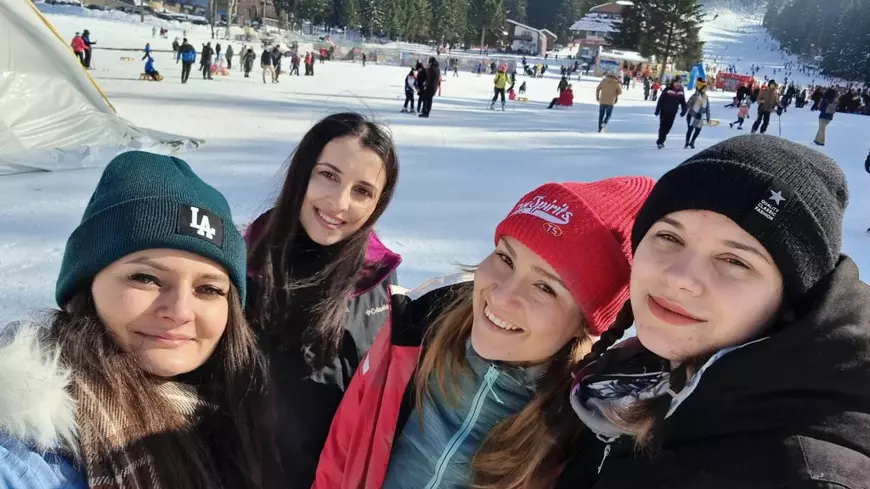 Patru tinere care au închiriat un apartament de pe Booking de la soția unui consilier local PNL din Brașov au ajuns la un pas de moarte la spital. Gazda fusese avertizată de problemele din casă