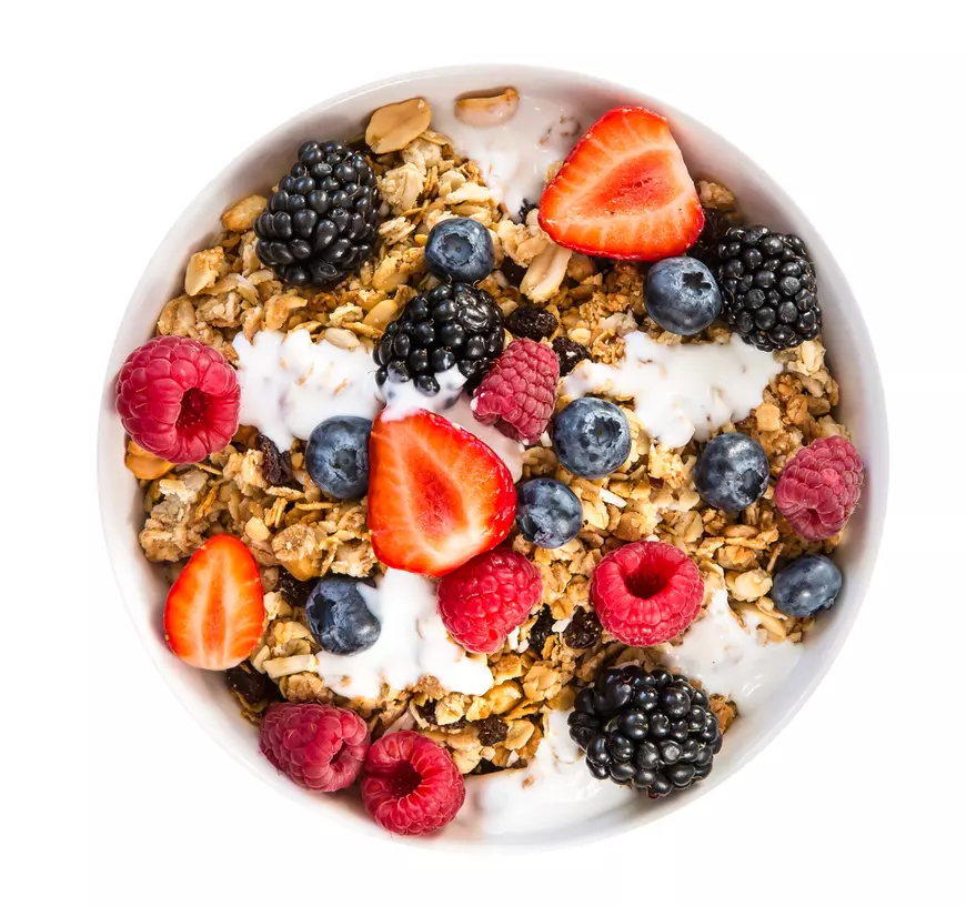 Salată de fructe cu iaurt și granola  