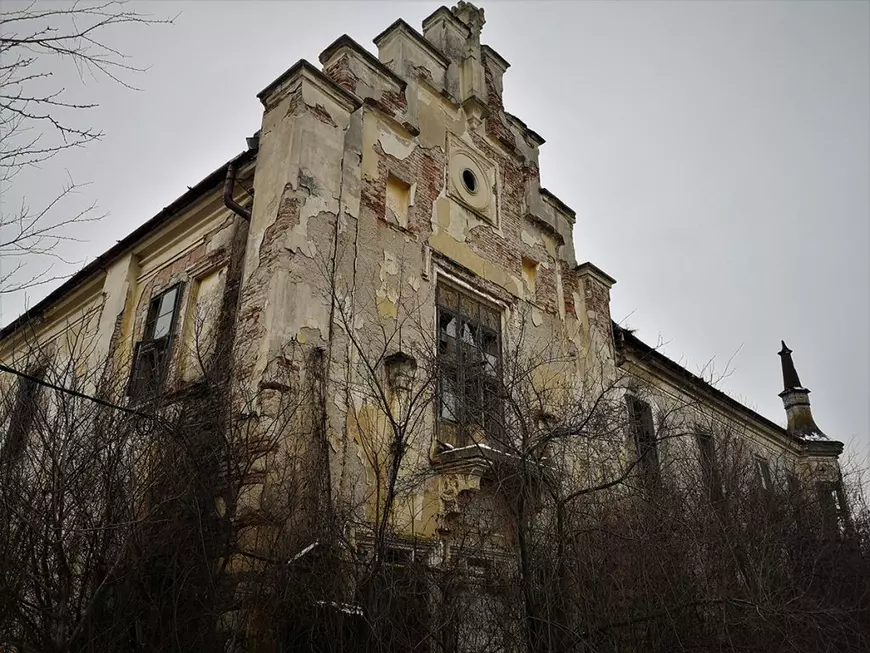 REPORTAJ. Un castel vechi de secole, din Ardeal, lăsat în voia sorții de beneficiarii retrocedării și de autorități: „Nu sunt fantome aici, doar sărăcie!”