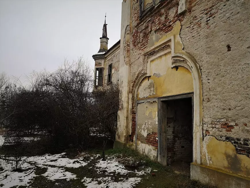 REPORTAJ. Un castel vechi de secole, din Ardeal, lăsat în voia sorții de beneficiarii retrocedării și de autorități: „Nu sunt fantome aici, doar sărăcie!”