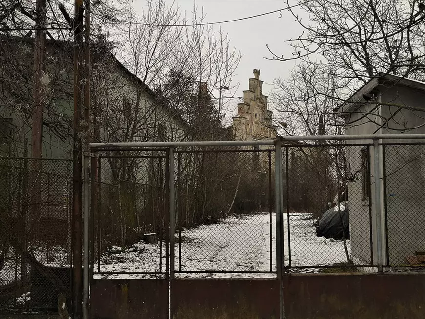 REPORTAJ. Un castel vechi de secole, din Ardeal, lăsat în voia sorții de beneficiarii retrocedării și de autorități: „Nu sunt fantome aici, doar sărăcie!”