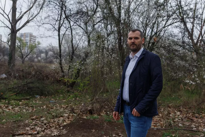 Viceprimarul Sectorului 3, Lucian Judele, spune că nu poate face prea multe din cauză că primarul Negoiță i-a luat atribuțiile și l-a „izolat”. „Pot face doar pentru a împiedica diminuarea spațiului verde”, a spus el