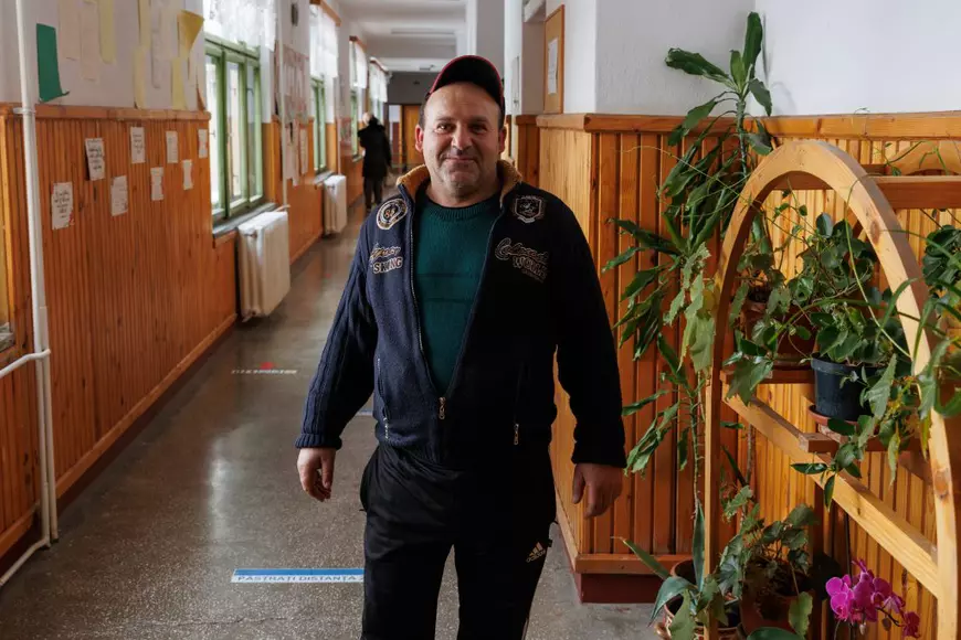 Mamă și fiu în clasa a patra, într-o școală din Covasna. „Nici la mătură nu ne angajează fără școală”