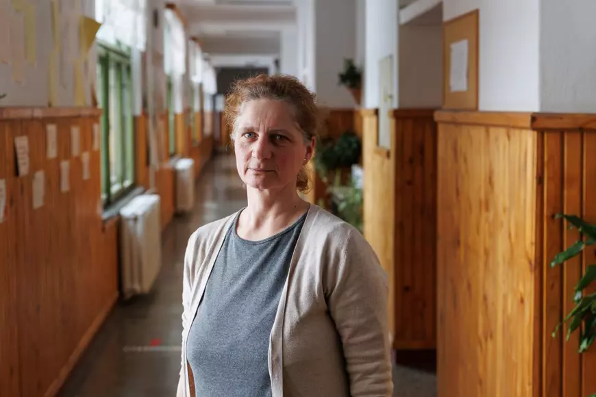 Mamă și fiu în clasa a patra, într-o școală din Covasna. „Nici la mătură nu ne angajează fără școală”