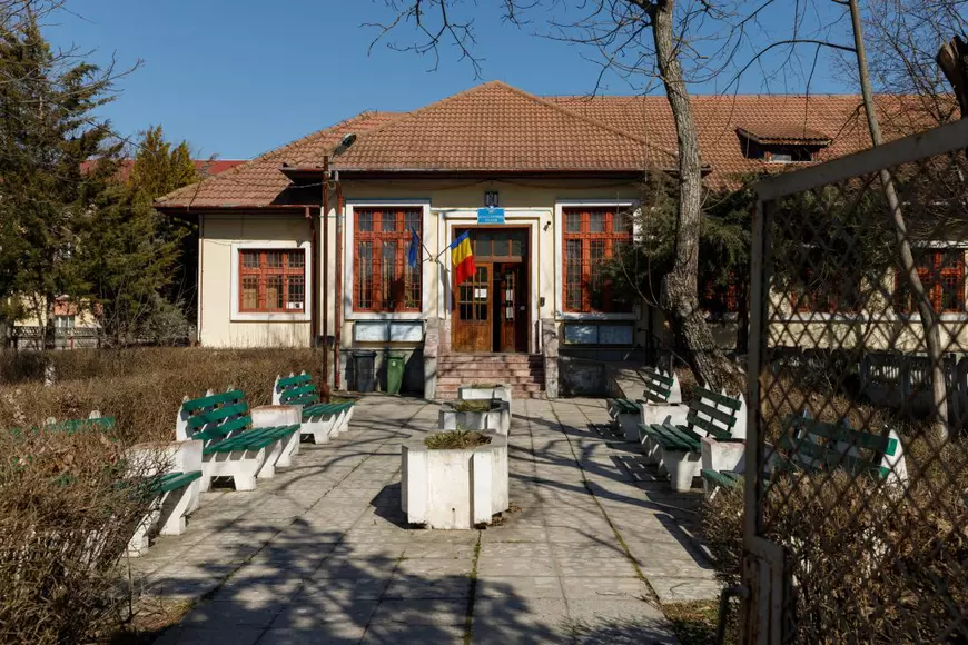 Imagini dintr-un oraș din Dolj: cum arată clădirile publice - spitalul și judecătoria - în comparație cu cazinoul, care este lipit de liceu
