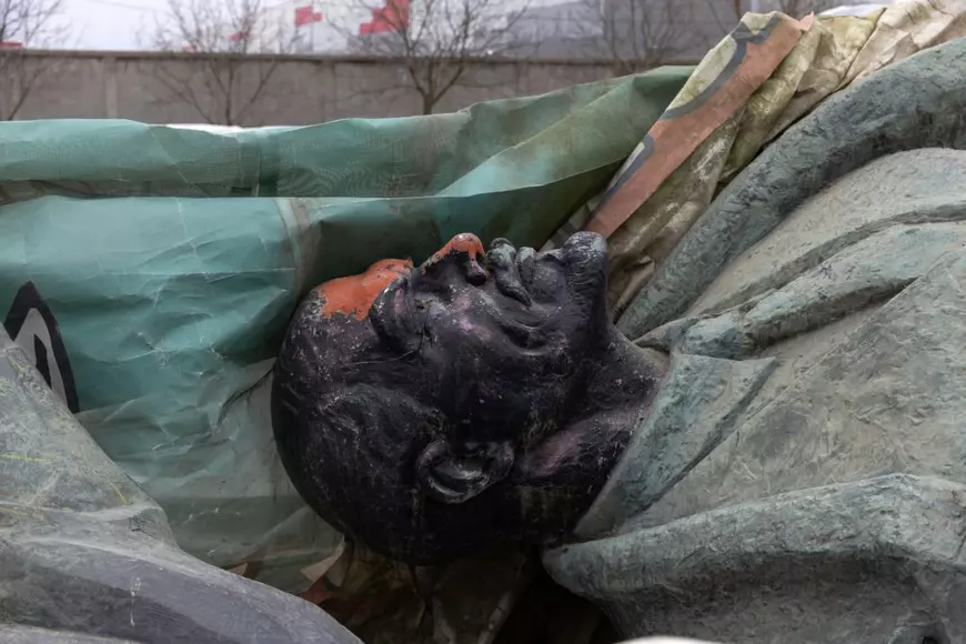 Am găsit statuia lui Lenin din București! Este păzită cu 15 câini într-o locație secretă, de frica hoților de fier vechi. „Nu poate fi topită, e o operă de artă”