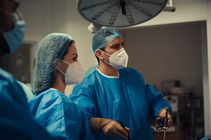 „Normalizarea durerii este un obicei perimat la care trebuie să renunțăm”. Medicii MedLife vorbesc despre diagnosticul și tratamentul corect al endometriozei